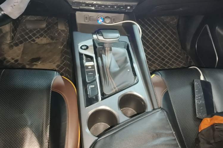Used CHANGAN OSHAN X7 PLUS 2023 Enjoy Edition 1.5T Automatic Prestige 7-Seater Gear Lever