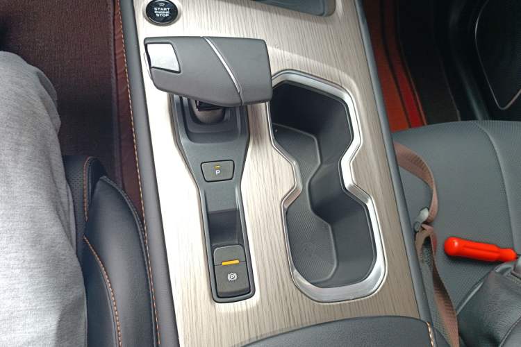 Used CHANGAN OSHAN X7 PLUS 2023 Enjoy Edition 1.5T Automatic Pilot Model 7 Seats Gear Lever