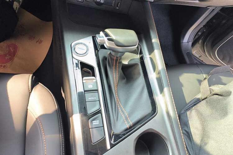 Used CHANGAN OSHAN X7 PLUS 2023 Enjoy Edition 1.5T Automatic Prestige 7-Seater Gear Lever