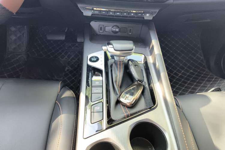 Used CHANGAN OSHAN X7 PLUS 2023 Enjoy Edition 1.5T Automatic Prestige 7-Seater Gear Lever