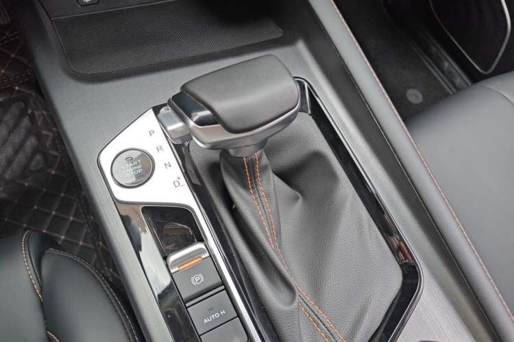 Used CHANGAN OSHAN X7 PLUS 2023 Enjoy Edition 1.5T Automatic Prestige 7-Seater Gear Lever