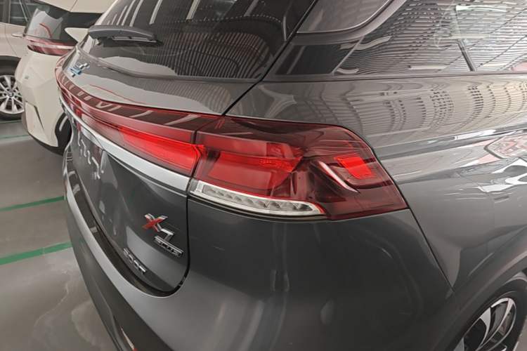 Used CHANGAN OSHAN X7 PLUS 2023 Enjoy Edition 1.5T Automatic Prestige 7-Seater Right Rear Taillight