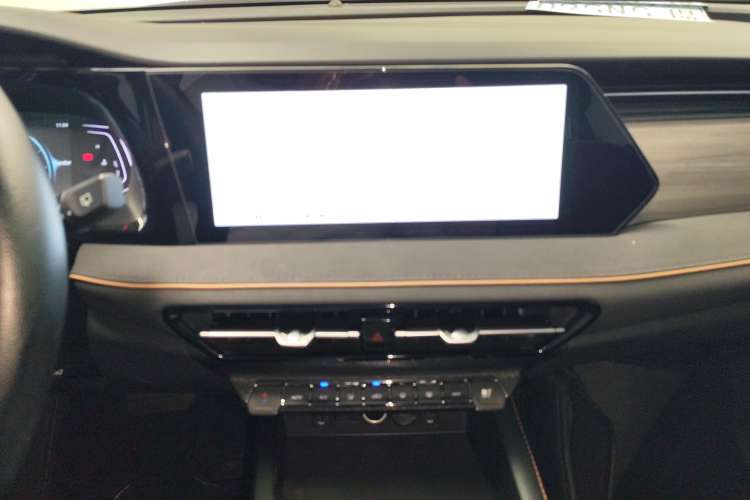 Used CHANGAN OSHAN X7 PLUS 2023 Enjoy Edition 1.5T Automatic Prestige 7-Seater Audio And AC Panel