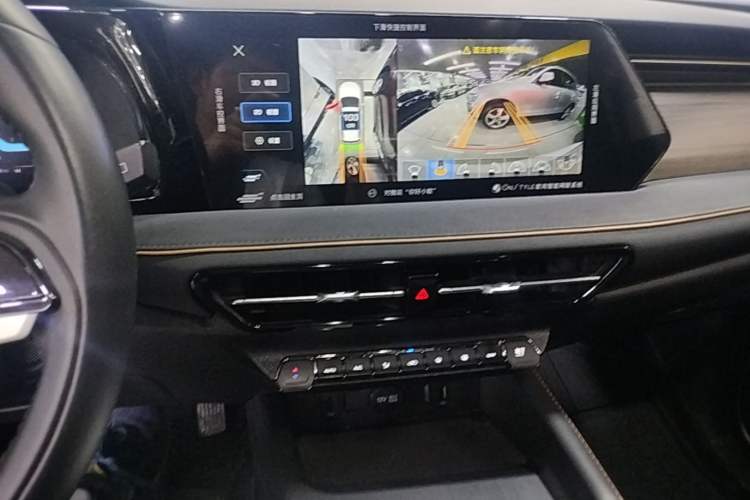 Used CHANGAN OSHAN X7 PLUS 2023 Enjoy Edition 1.5T Automatic Pilot Model 7 Seats Audio And AC Panel