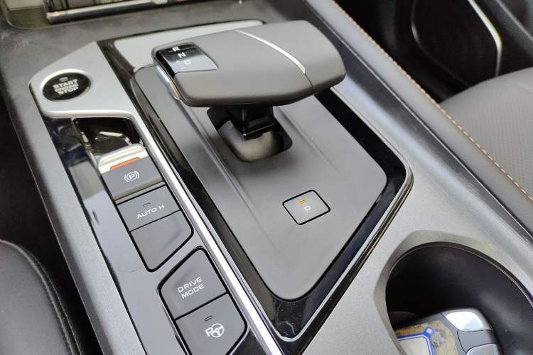 Used CHANGAN OSHAN X7 PLUS 2023 Enjoy Edition 1.5T Automatic Pilot Model 7 Seats Gear Lever