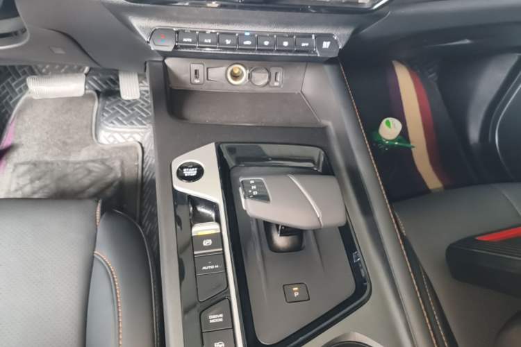 Used CHANGAN OSHAN X7 PLUS 2023 Enjoy Edition 1.5T Automatic Pilot Model 7 Seats Gear Lever