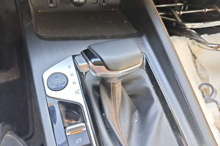Used CHANGAN OSHAN X7 PLUS 2023 Enjoy Edition 1.5T Automatic Prestige 7-Seater Gear Lever