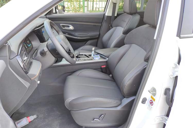 Used CHANGAN OSHAN X7 PLUS 2023 Enjoy Edition 1.5T Automatic Pilot Model 7 Seats Left Front Seat