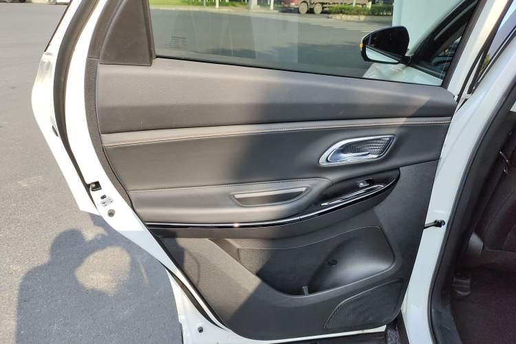 Used CHANGAN OSHAN X7 PLUS 2023 Enjoy Edition 1.5T Automatic Pilot Model 7 Seats Left Rear Door Interior
