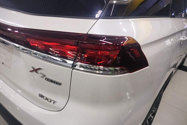Used CHANGAN OSHAN X7 PLUS 2023 Enjoy Edition 1.5T Automatic Pilot Model 7 Seats Right Rear Taillight
