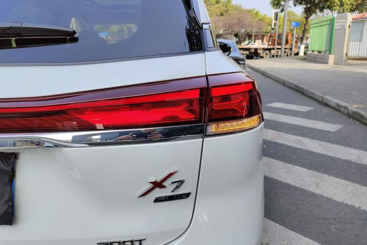 Used CHANGAN OSHAN X7 PLUS 2023 Enjoy Edition 1.5T Automatic Pilot Model 7 Seats Right Rear Taillight
