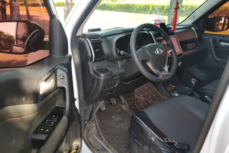 Used CHANGAN OSHAN X70A 2018 1.5L Manual Comfort Model Interior 3