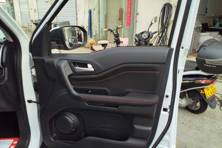 Used CHANGAN OSHAN X70A 2018 1.5L Manual Comfort Model Interior 5