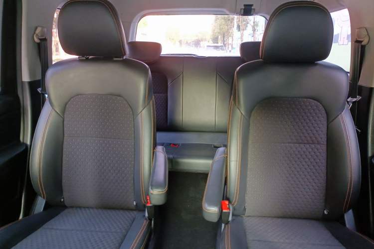 Used CHANGAN OSHAN X70A 2018 1.5L Manual Luxury Model Interior 5