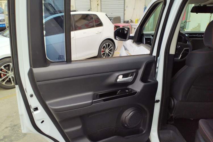 Used CHANGAN OSHAN X70A 2018 1.5L Manual Comfort Model Interior 8