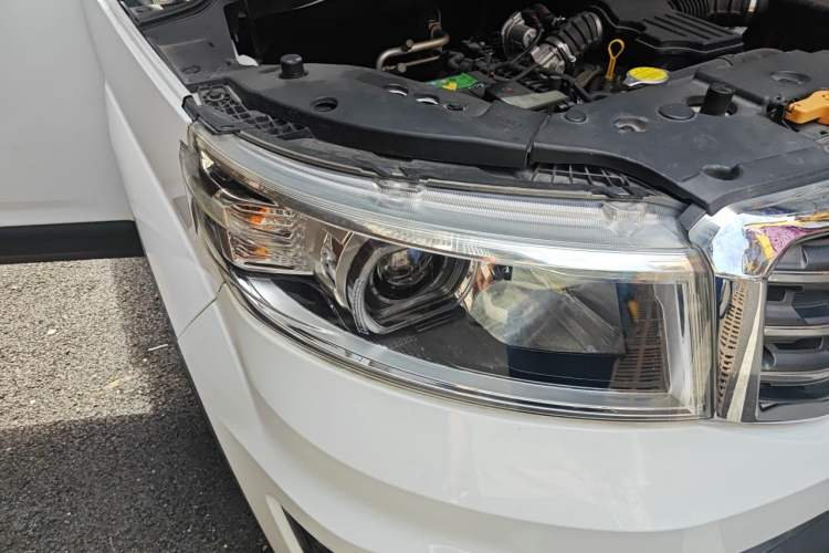 Used CHANGAN OSHAN X70A 2018 1.5L Manual Comfort Model Right Front Headlight