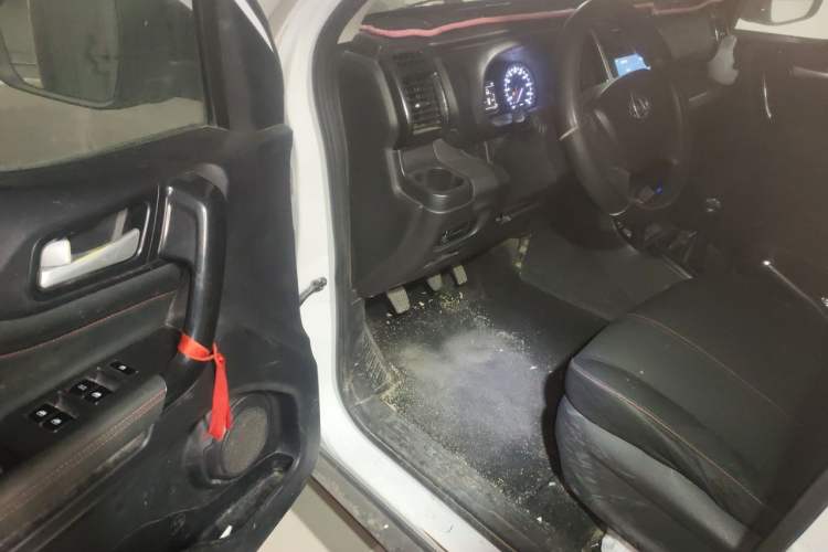 Used CHANGAN OSHAN X70A 2019 1.5L Manual Basic Version China VI Standard Interior 3