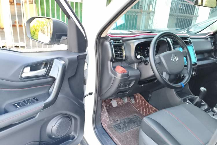 Used CHANGAN OSHAN X70A 2019 1.5L Manual Basic Version China VI Standard Interior 3