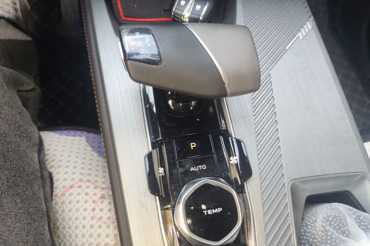 Used CHANGAN OSHAN Z6 2023 Blue Whale 1.5T DCT Smart Edition Gear Lever