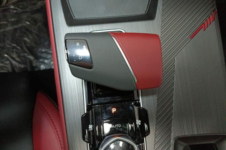Used CHANGAN OSHAN Z6 2023 Blue Whale 1.5T DCT Smart Luxury Model Gear Lever