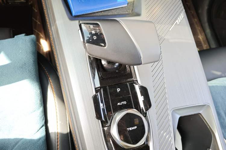 Used CHANGAN OSHAN Z6 2022 Blue Whale 1.5T DCT Smart Edition Urban Version Gear Lever