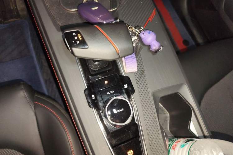 Used CHANGAN OSHAN Z6 2022 Blue Whale 1.5T DCT Luxury Model Gear Lever