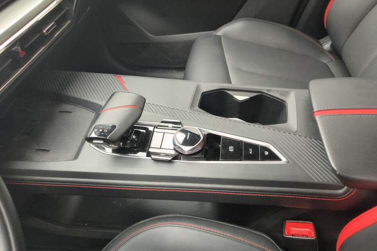 Used CHANGAN OSHAN Z6 2022 Blue Whale 1.5T DCT Smart Edition Gear Lever