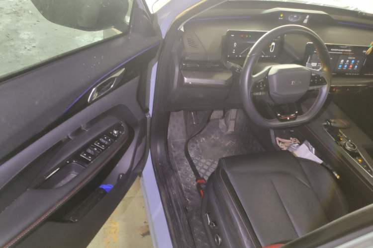 Used CHANGAN OSHAN Z6 2022 Blue Whale 1.5T DCT Smart Edition Interior 3