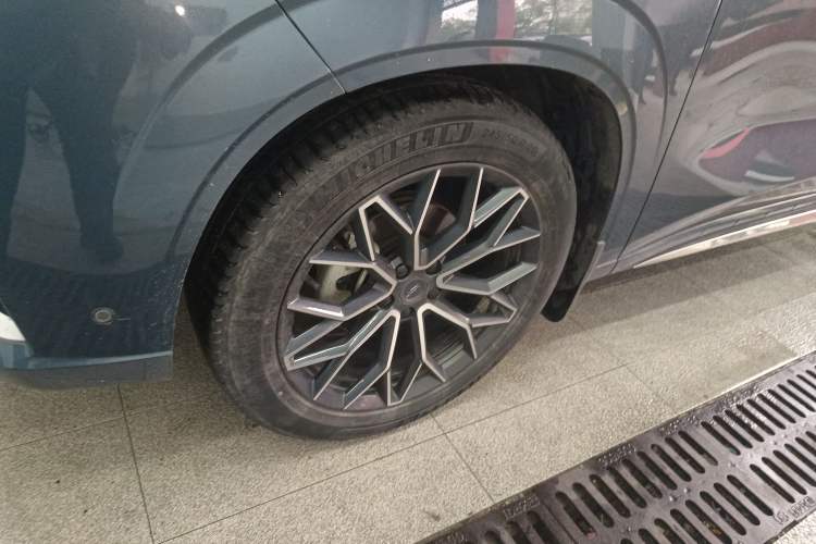 Used CHANGAN OSHAN Z6 2022 Blue Whale 1.5T DCT Smart Navigation Model Left Front Wheel Hub