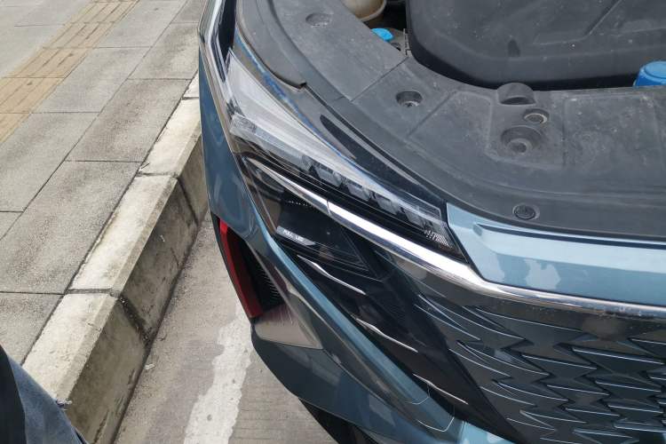 Used CHANGAN OSHAN Z6 2022 Blue Whale 1.5T DCT Smart Edition Right Front Headlight