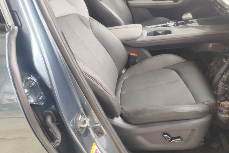 Used CHANGAN OSHAN Z6 2022 Blue Whale 1.5T DCT Smart Edition Urban Version Right Front Seat