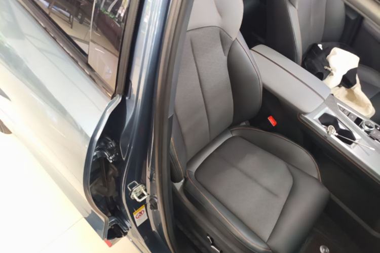Used CHANGAN OSHAN Z6 2022 Blue Whale 1.5T DCT Smart Edition Urban Version Right Front Seat