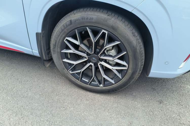 Used CHANGAN OSHAN Z6 2022 Blue Whale 1.5T DCT Smart Navigation Model Right Front Wheel Hub