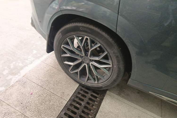 Used CHANGAN OSHAN Z6 2022 Blue Whale 1.5T DCT Smart Navigation Model Right Rear Wheel Hub