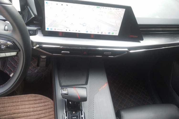 Used CHANGAN OSHAN Z6 2022 Blue Whale 1.5T DCT Smart Navigation Model Audio And AC Panel