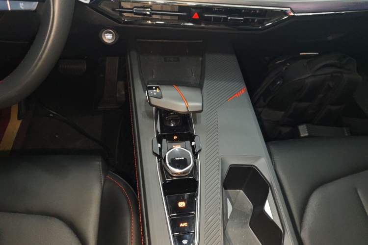 Used CHANGAN OSHAN Z6 2022 Blue Whale 1.5T DCT Smart Edition Gear Lever