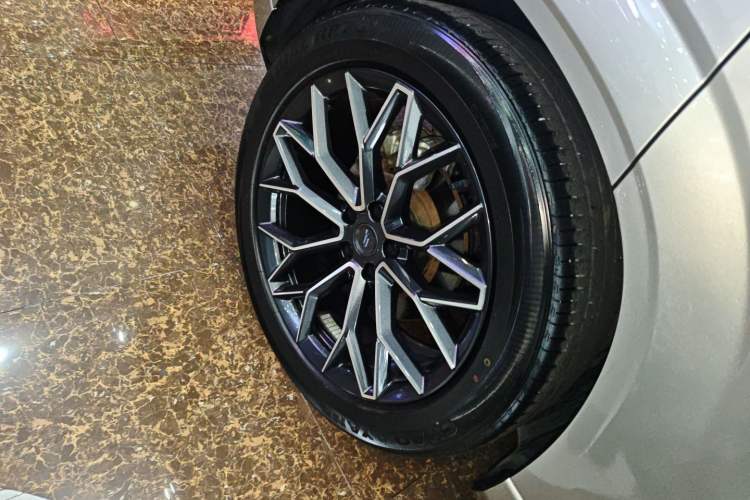Used CHANGAN OSHAN Z6 2022 Blue Whale 1.5T DCT Smart Edition Right Rear Wheel Hub