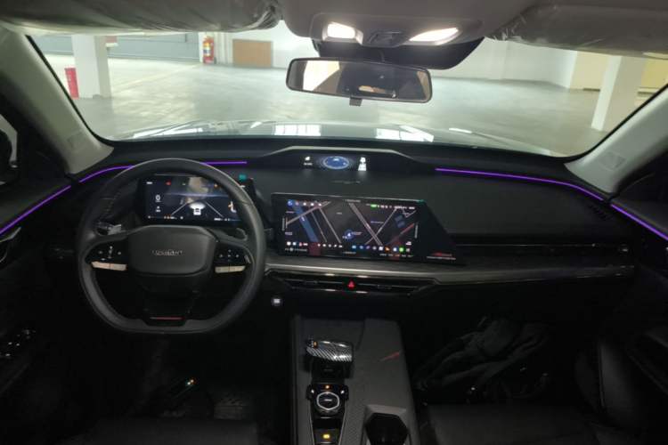 Used CHANGAN OSHAN Z6 2022 Blue Whale 1.5T DCT Smart Edition Urban Version Center Console