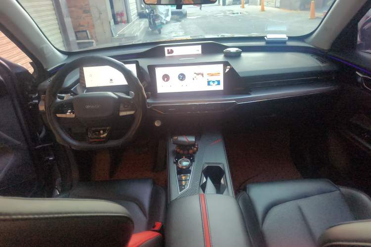 Used CHANGAN OSHAN Z6 2022 Blue Whale 1.5T DCT Smart Edition Center Console
