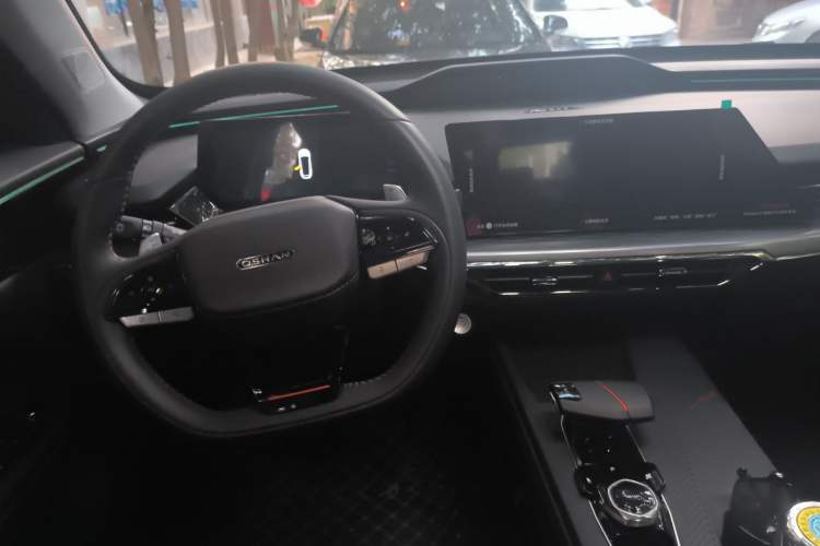 Used CHANGAN OSHAN Z6 2022 Blue Whale 1.5T DCT Smart Edition Center Console