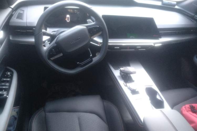 Used CHANGAN OSHAN Z6 2022 Blue Whale 1.5T DCT Smart Edition Urban Version Center Console