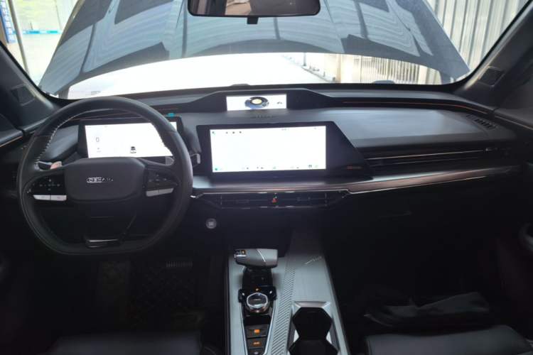 Used CHANGAN OSHAN Z6 2022 Blue Whale 1.5T DCT Smart Edition Urban Version Center Console