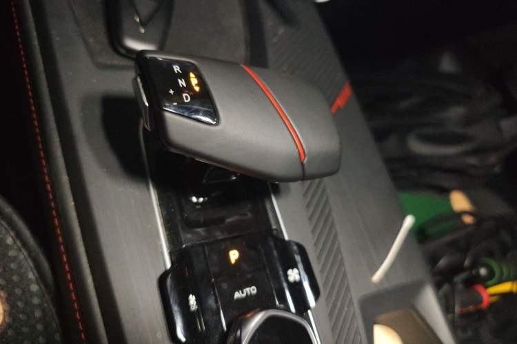 Used CHANGAN OSHAN Z6 2022 Blue Whale 1.5T DCT Luxury Model Gear Lever