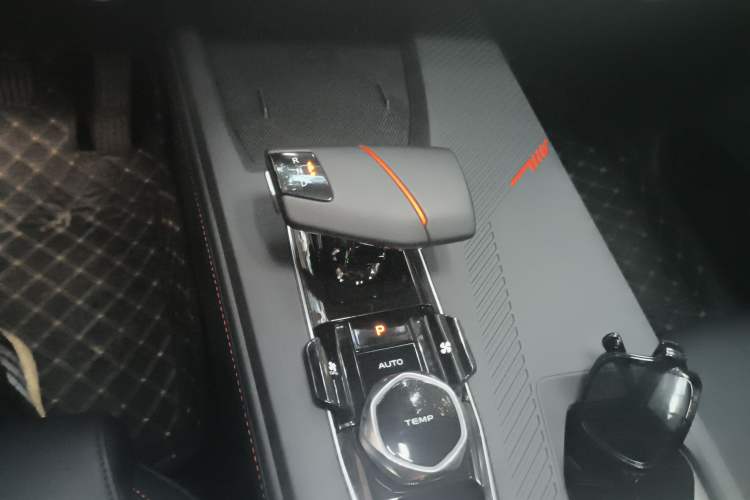 Used CHANGAN OSHAN Z6 2022 Blue Whale 1.5T DCT Smart Edition Gear Lever