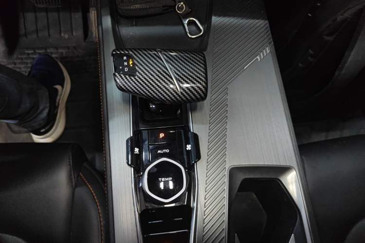 Used CHANGAN OSHAN Z6 2022 Blue Whale 1.5T DCT Smart Edition Urban Version Gear Lever