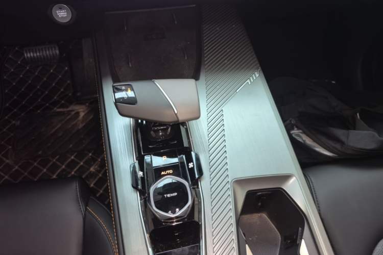 Used CHANGAN OSHAN Z6 2022 Blue Whale 1.5T DCT Smart Edition Urban Version Gear Lever