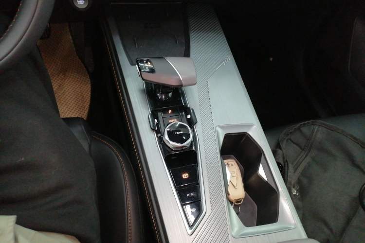 Used CHANGAN OSHAN Z6 2022 Blue Whale 1.5T DCT Smart Edition Urban Version Gear Lever