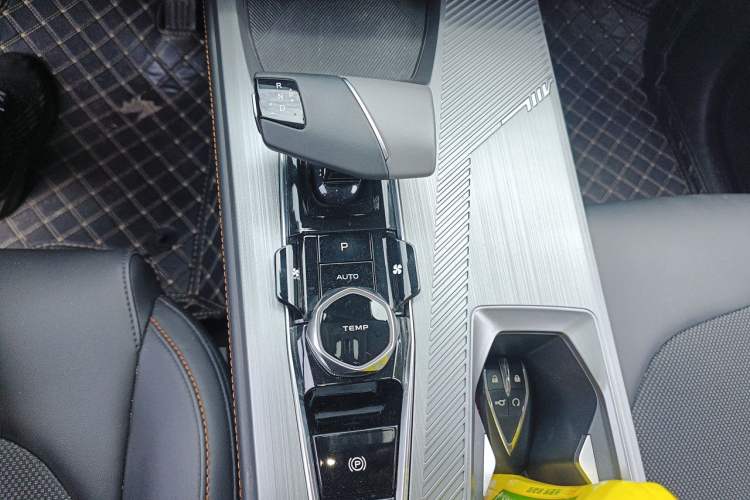 Used CHANGAN OSHAN Z6 2022 Blue Whale 1.5T DCT Luxury Model Gear Lever