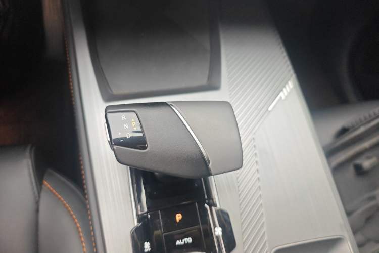 Used CHANGAN OSHAN Z6 2022 Blue Whale 1.5T DCT Luxury Model Gear Lever
