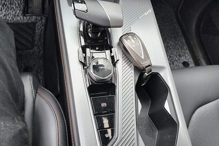 Used CHANGAN OSHAN Z6 2022 Blue Whale 1.5T DCT Luxury Model Gear Lever